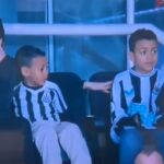 Christian Atsu családja így fogadta a vastapsot a Newcastle – Liverpool meccsen – VIDEÓ