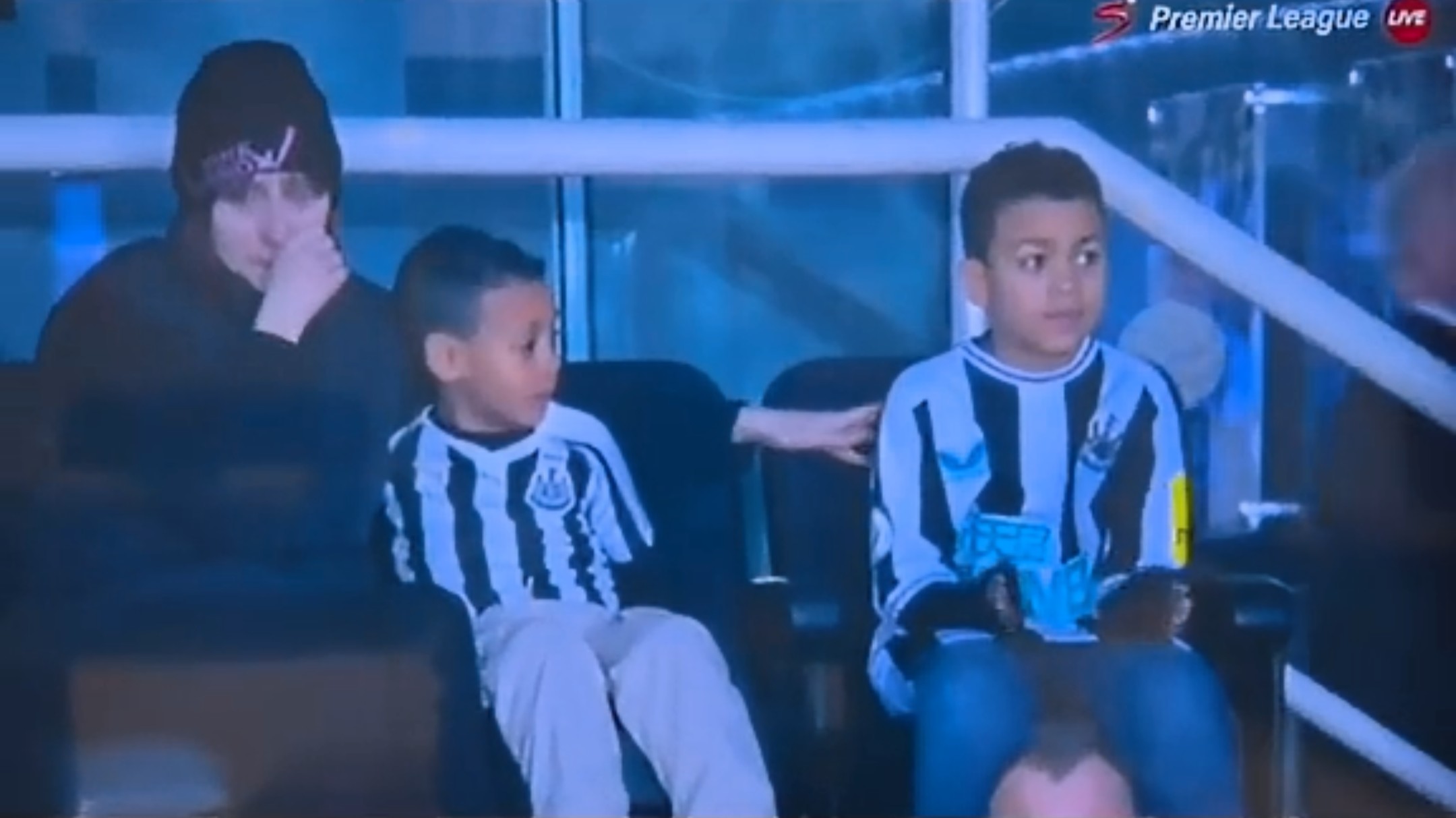 Christian Atsu családja így fogadta a vastapsot a Newcastle – Liverpool meccsen – VIDEÓ