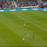 A Newcastle kapusa ritka nagy butaságért kapott piros lapot a Liverpool ellen –  VIDEÓ