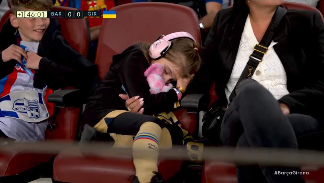 Sztár lett az Interneten a kislány aki elaludt a Barcelona – Girona meccsen – VIDEÓ