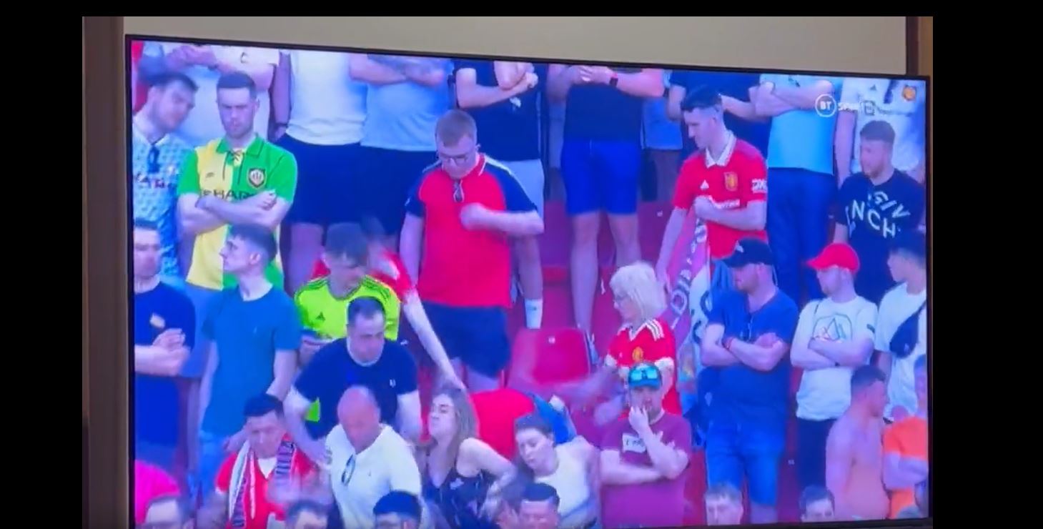Egy United szurkoló összeesett a Sevilla elleni meccsen –  VIDEÓ