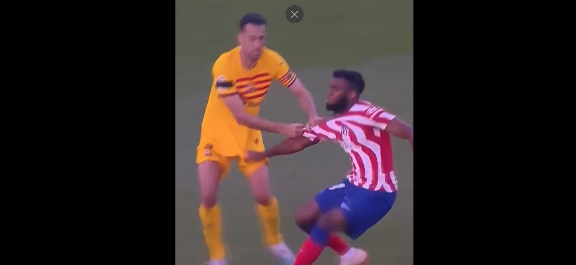 Az Atletico játékosa letépte Busquets nadrágját –  VIDEÓ